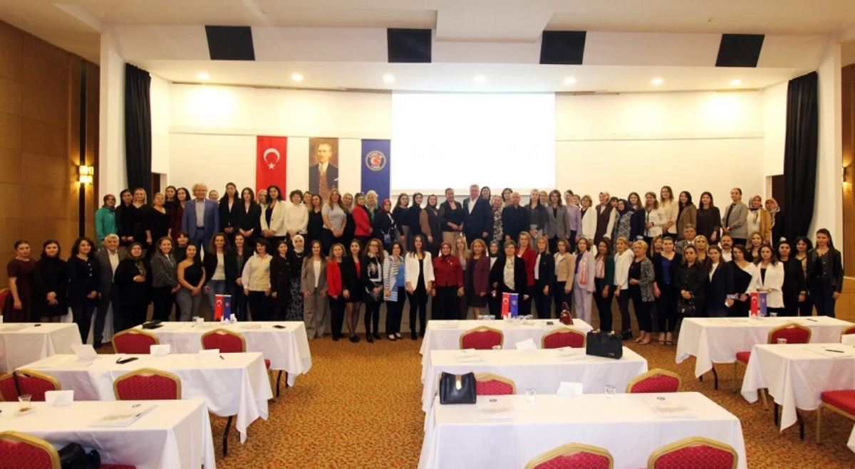 KADIN KOMİSYONUMUZ, TÜRK-İŞ TARAFINDAN DÜZENLENEN 25 KASIM KADINA YÖNELİK ŞİDDETLE MÜCADELE SEMİNERİNE KATILDI